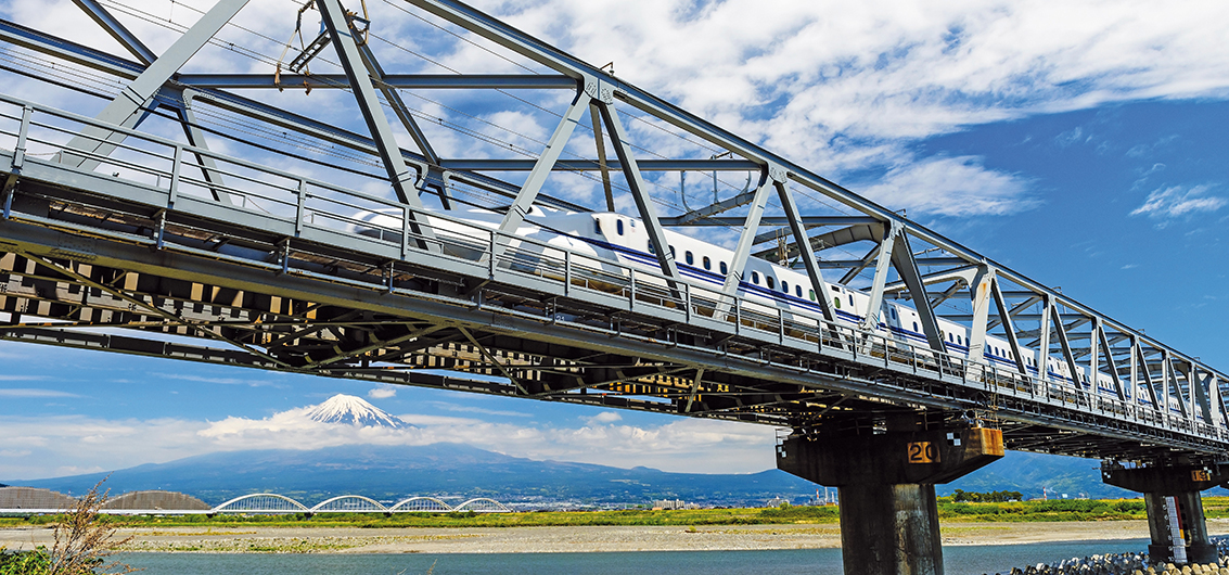 Shikansen-Express auf der Brücke