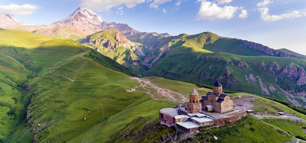 Bild für Dreifaligkeitskirche vor dem Berg Kasbek, Georgien.