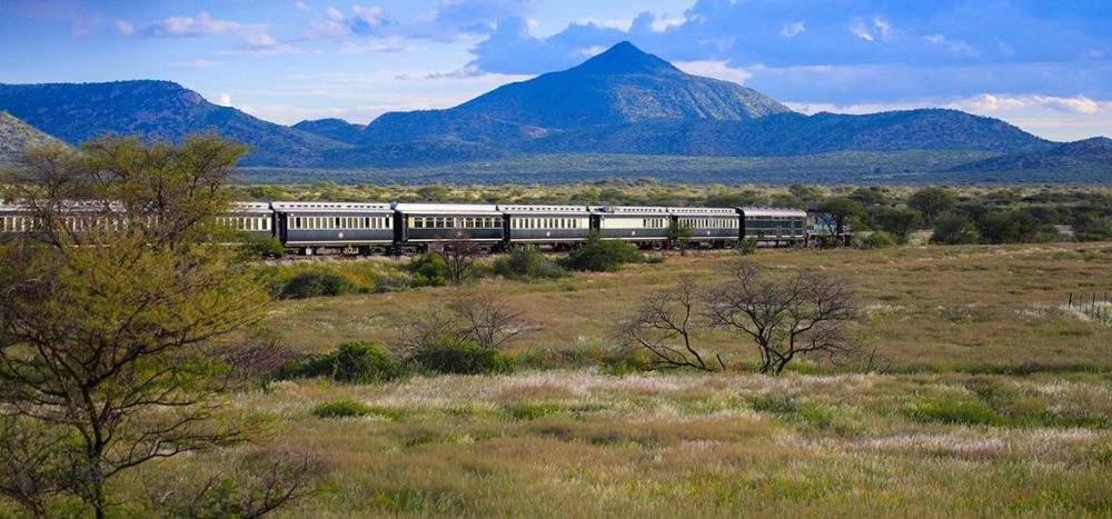 Bild für Ihr-Sonderzug-African-Explorer unterwgs in der Savanne