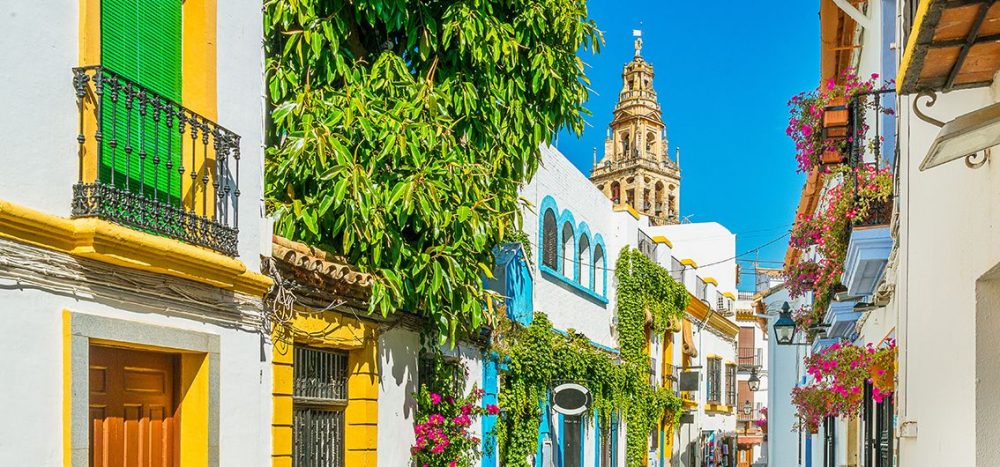 Bild für J&uuml;disches-Viertel-in-Cordoba-mit-dem-Glockenturm-der-Moschee-Kathedrale