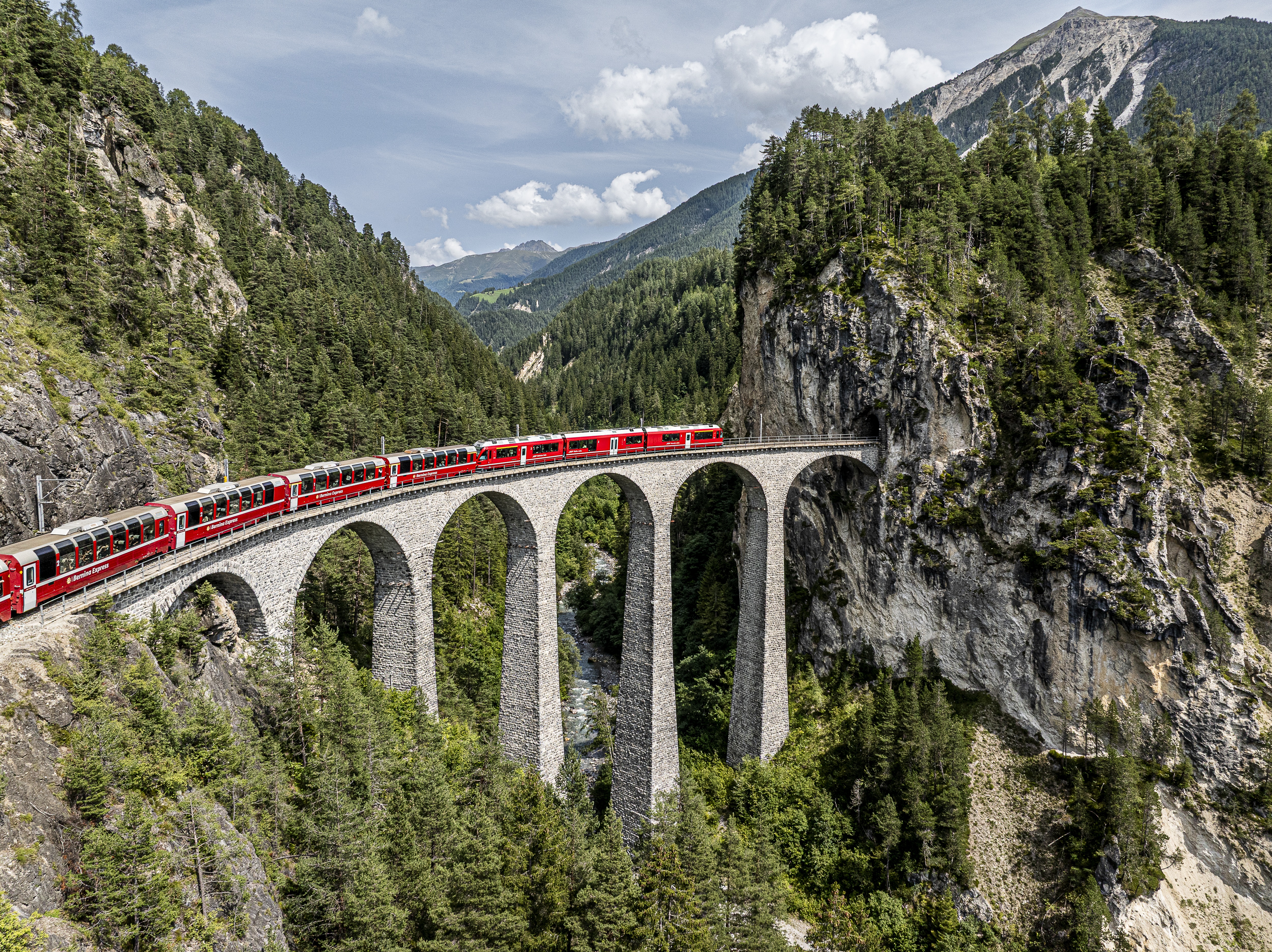 Bernina Express auf dem Landwasserviadukt(1) (C) RHB.ch