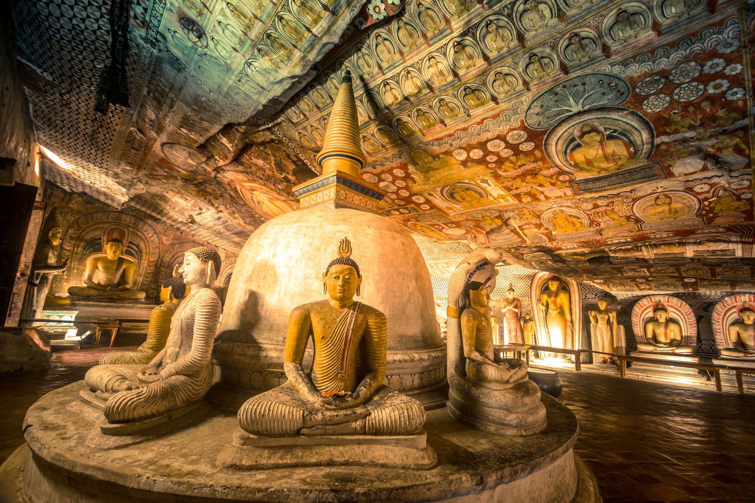 Buddha-Statuen im Hölentempel von Dambulla © eranda, stockadobe