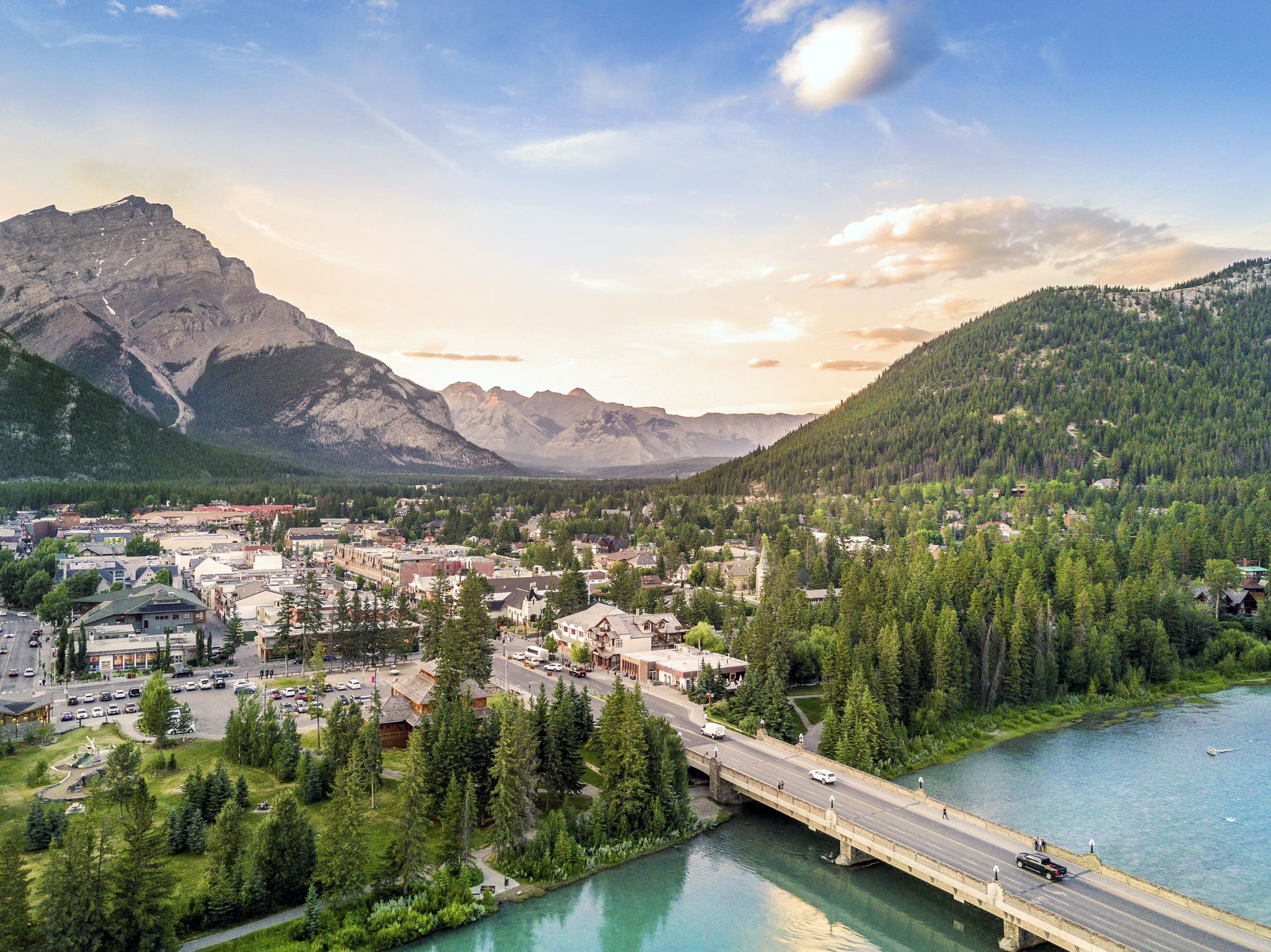 Blick auf die Main Street in Banff © malajscy, stockadobe
