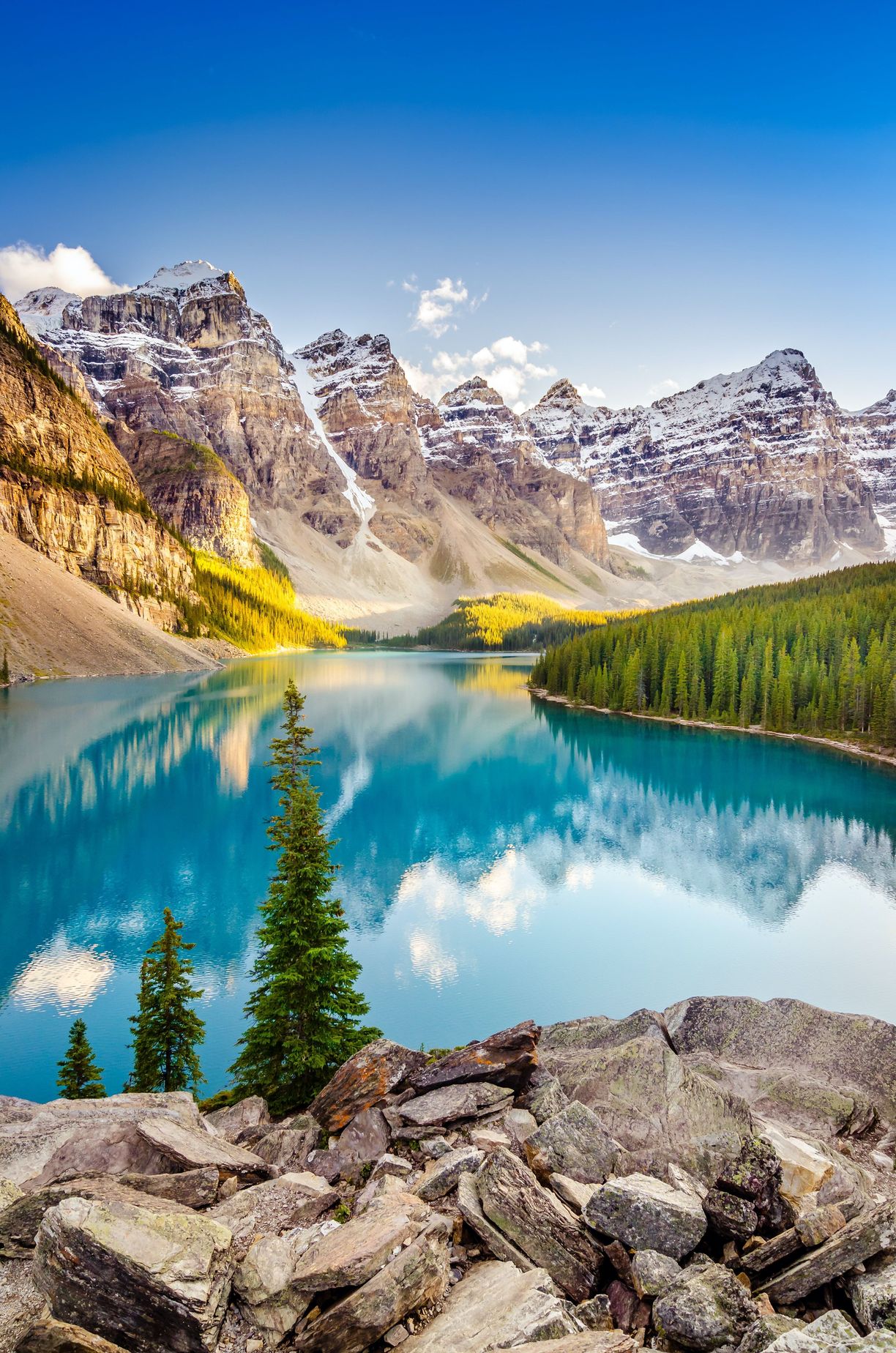 Moraine Lake im Banff-Nationalpark © Martin M303, stockadobe