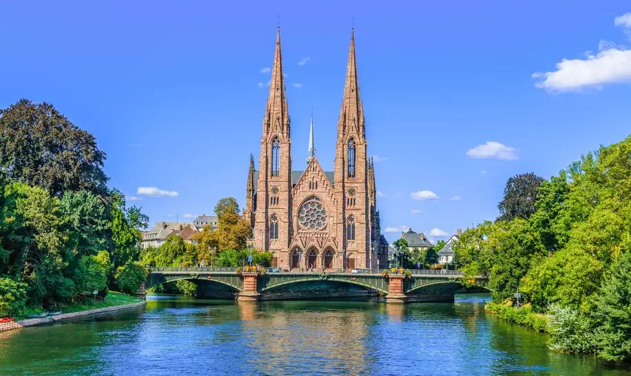 St. Paul Kirche, Strassburg © carmengabriela, Gettyimages