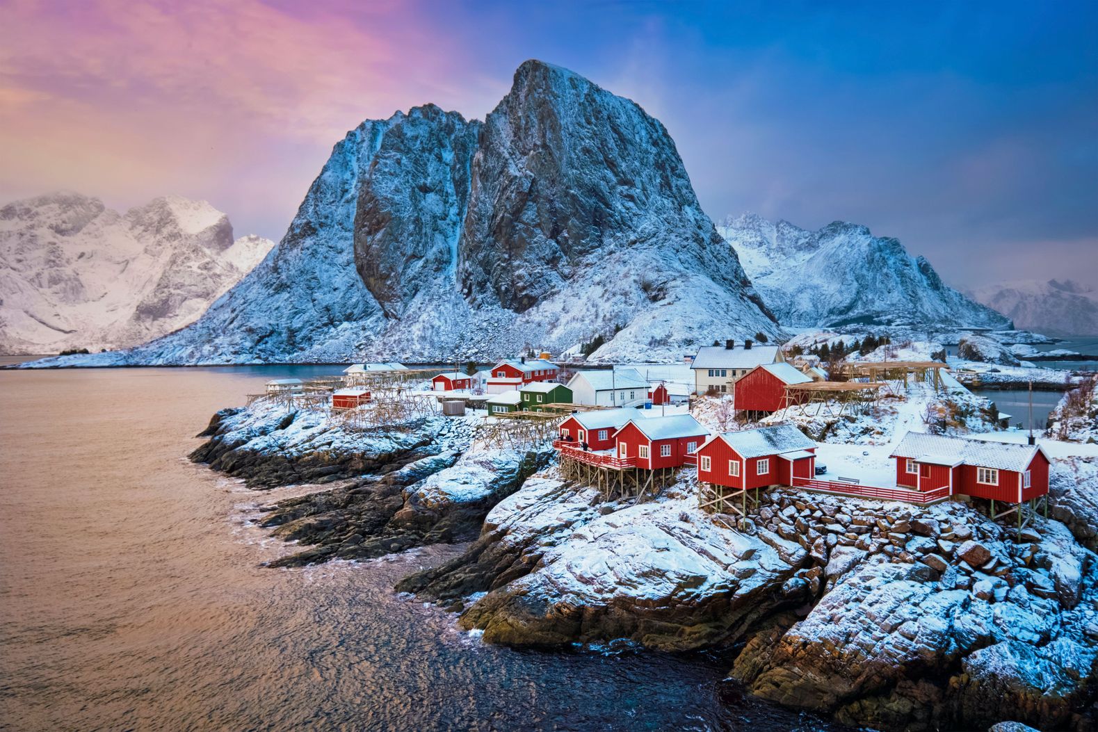 Hamnoy fishing village on Lofoten Islands © Dimitry Rukhlenko