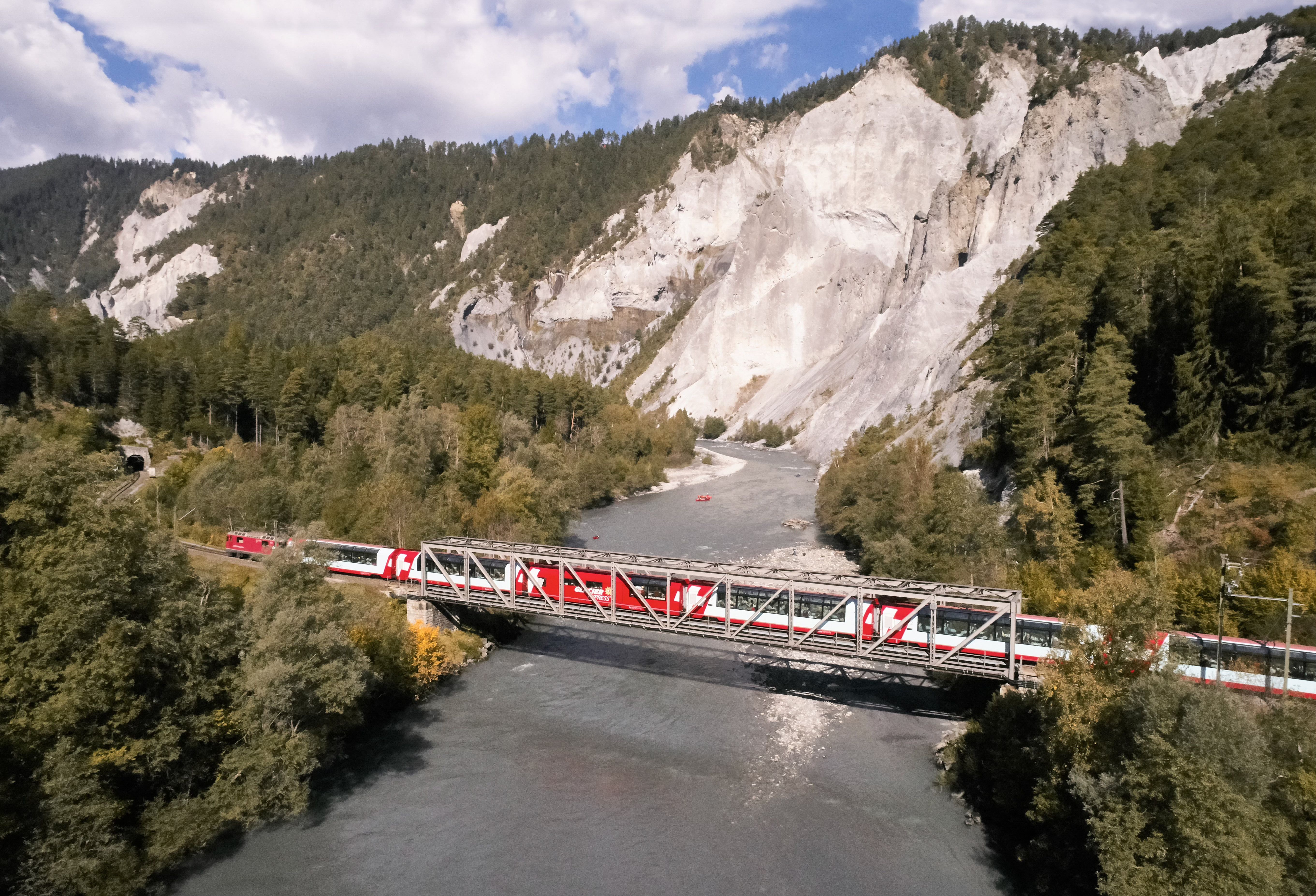 Der Glacier Express in der Rheinschlucht © Glacier Express AG