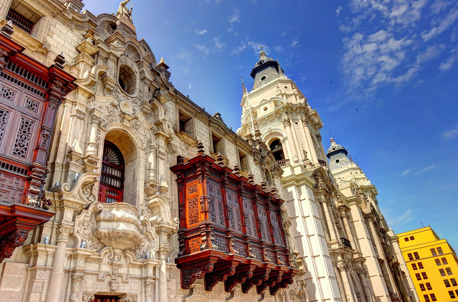 Koloniale Häuserzeile in Lima © mehdi, stockadobe