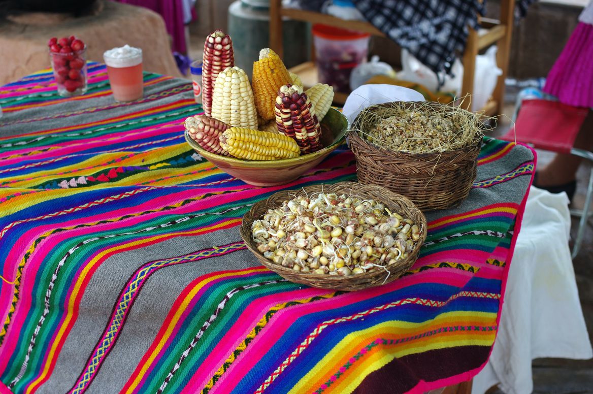 Mais auf einem peruanischen Stoff © Clemence Béhier, stockadobe