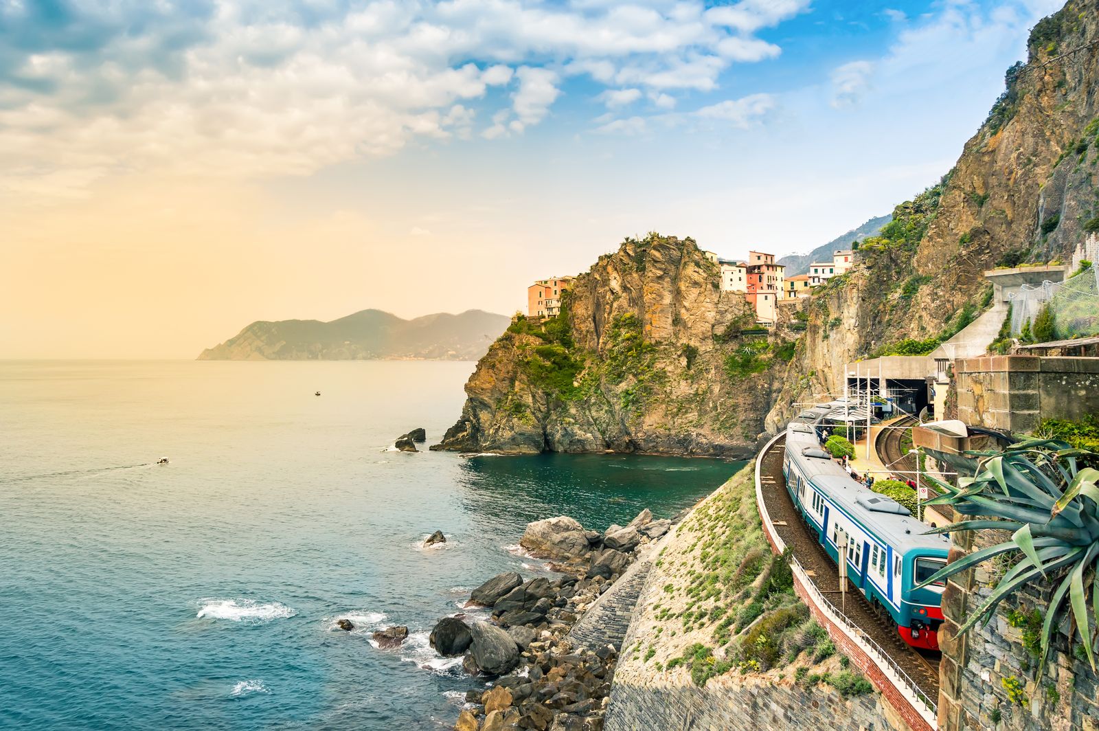 Cinque Terre © Julia Lavrinenko, stockadobe