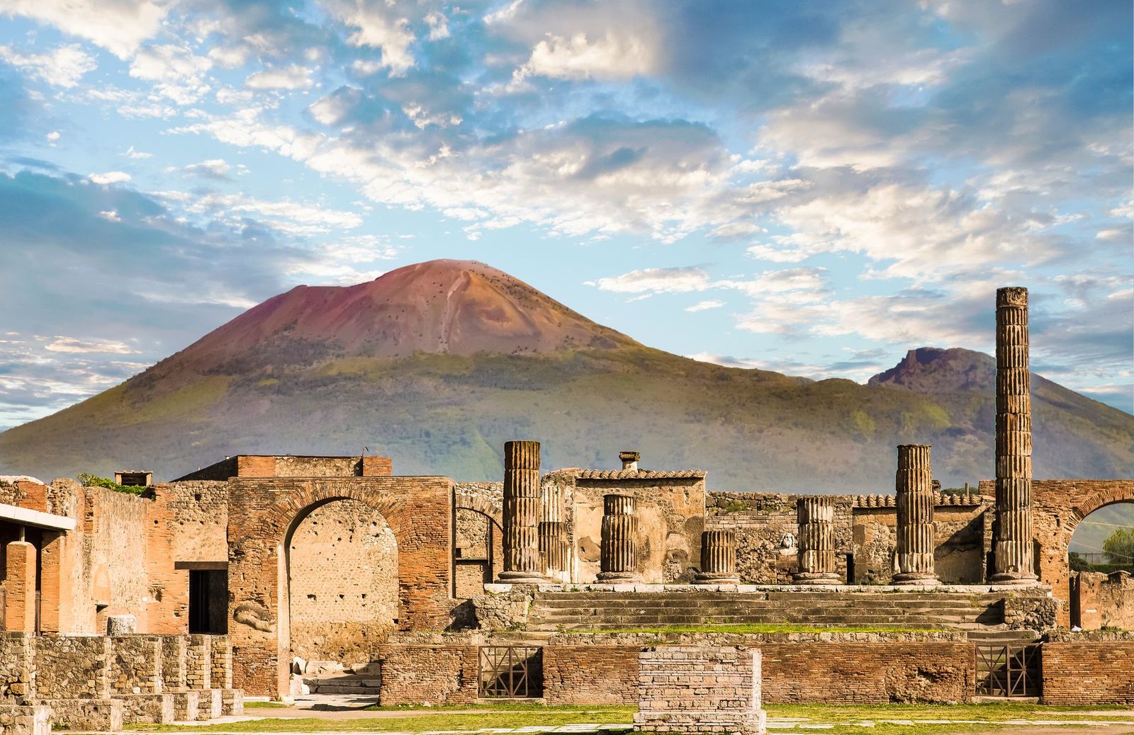 Pompeij am Fuße des Vulkans Vesuv © dbvirago, stockadobe