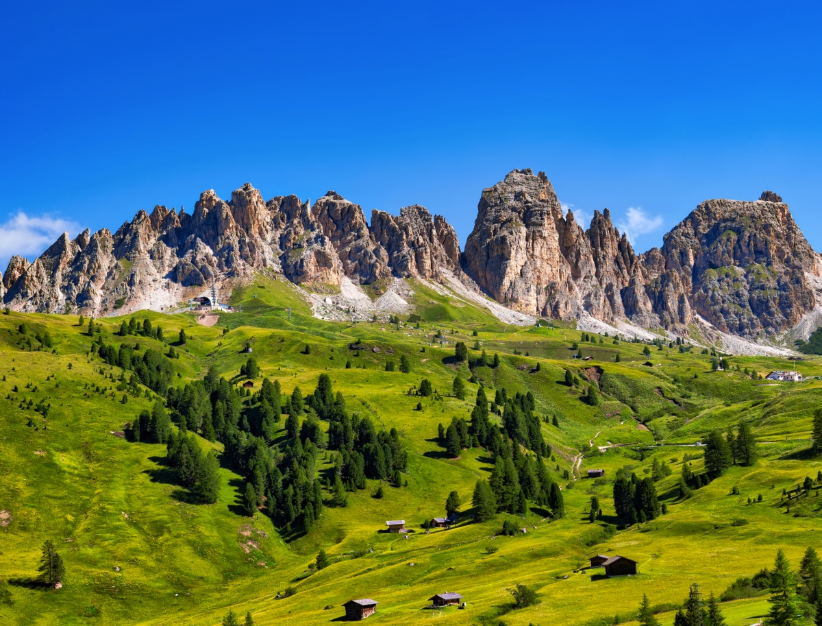 Dolomiten mit grünen Wiesen und Berghütten