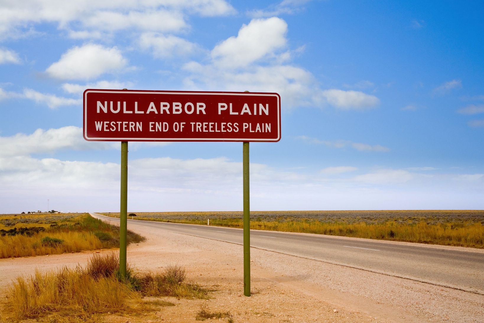 Straßenschild am Highway der Nullarbor-Wüste © Colin & Linda McKie, stockadobe