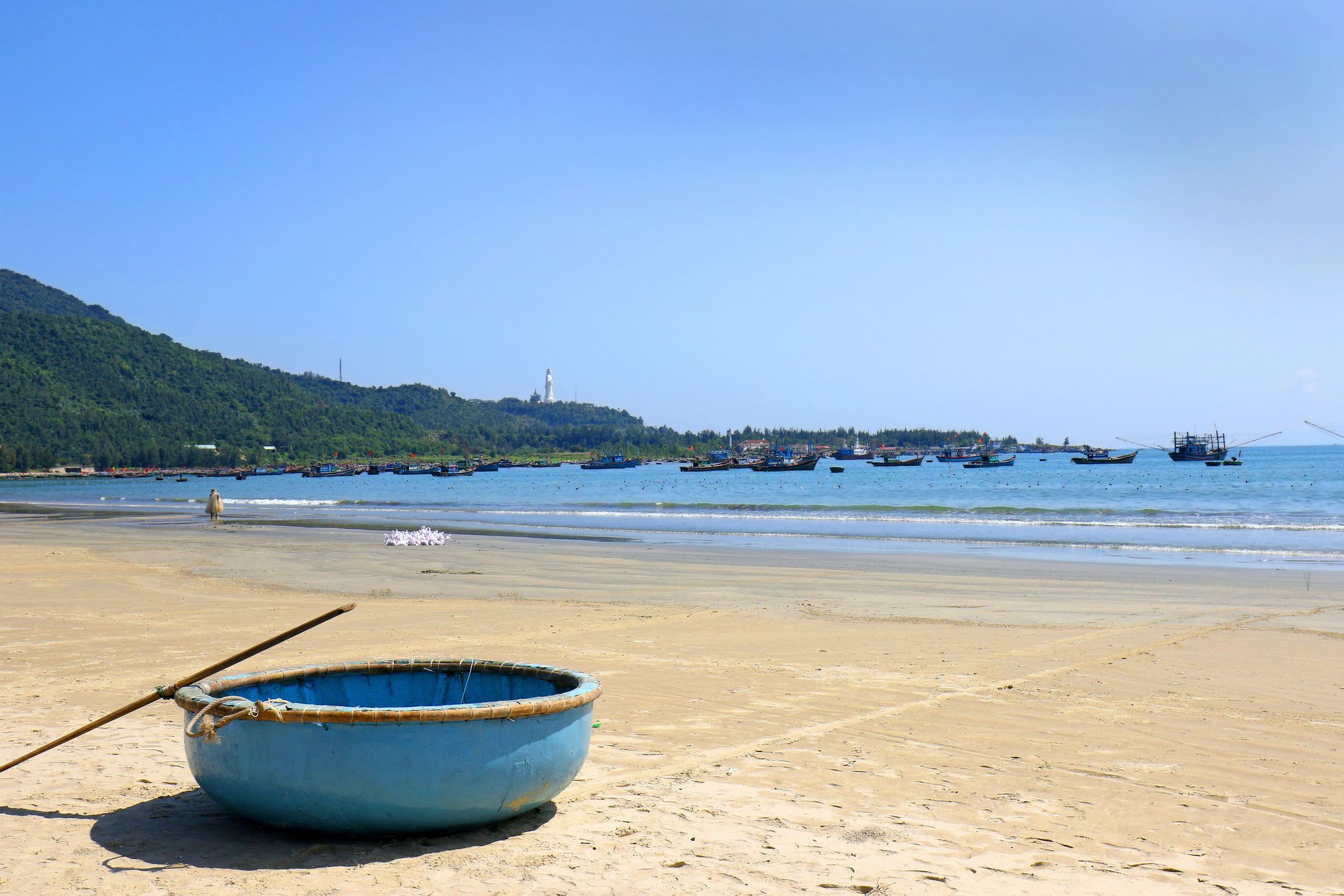 Bambusboot am Strand von Da Nang © birdiegal, stockadobe