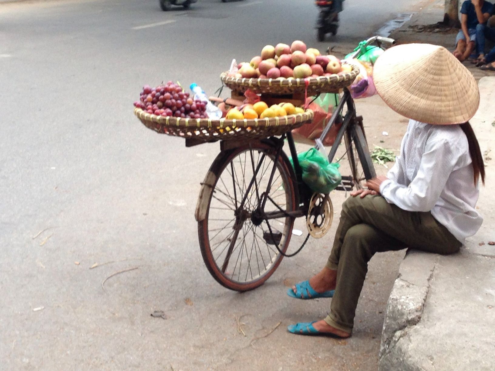 Früchteverkäuferin in Hanoi © TellyVision, stockadobe