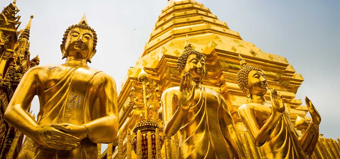 Buddha-Statuen in Wat Phra That Doi Suthep © Mario Savoia, stockadobe