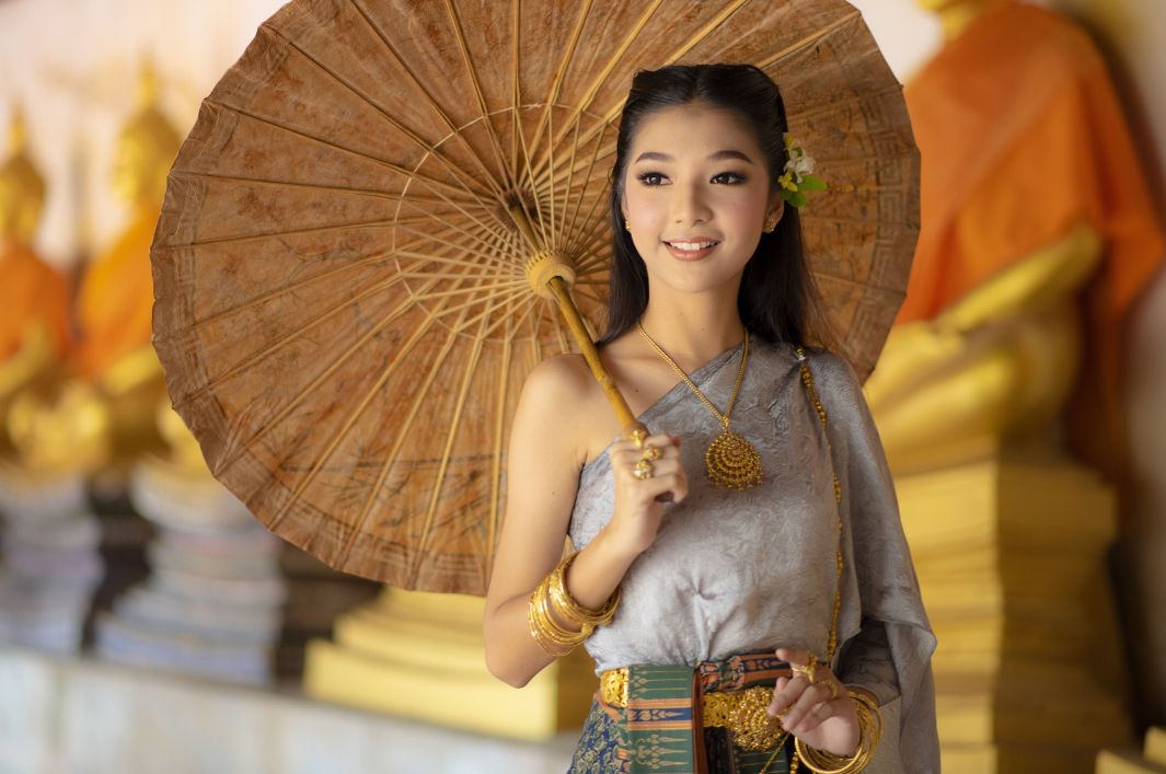 Thailänderin in traditioneller Kleidung © Asada, stockadobe