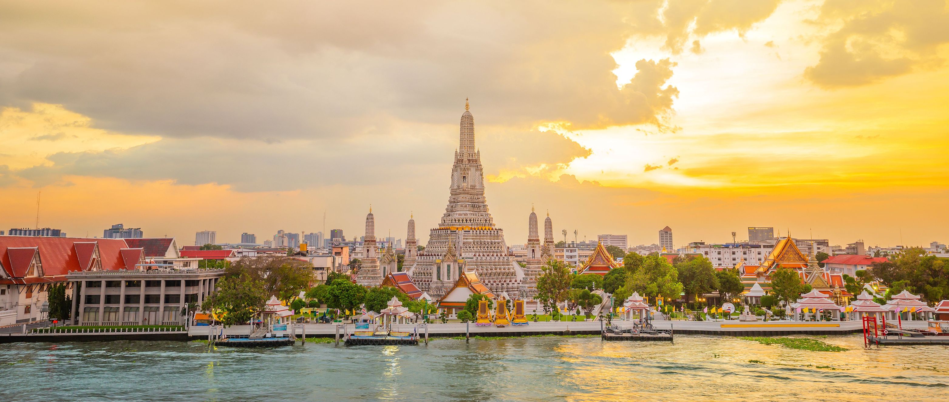 Wat Arun in Bangkok © kardd, stockadobe