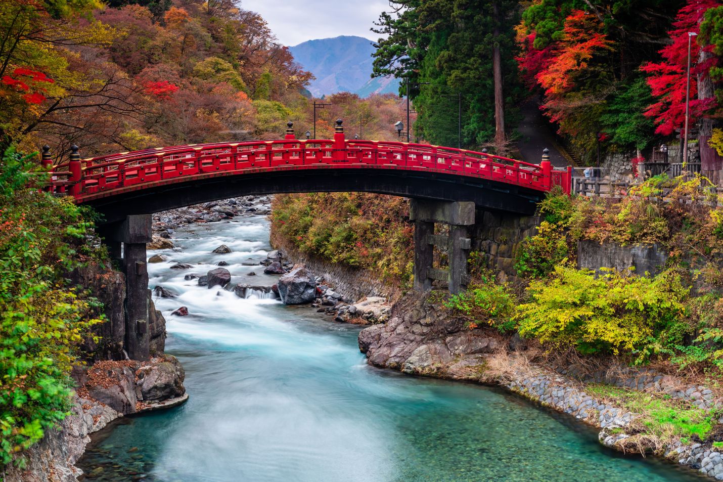 Brücke im Nikko-Nationalpark © momo, stockadobe