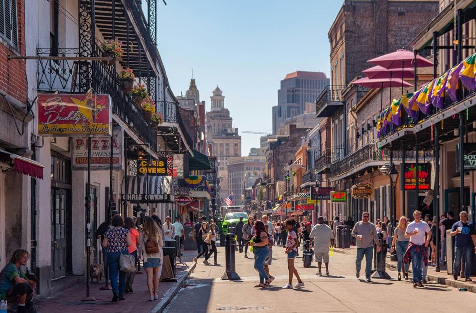 Bourbon Street im French Quarter von New Orleans © Kristina Volgenau
