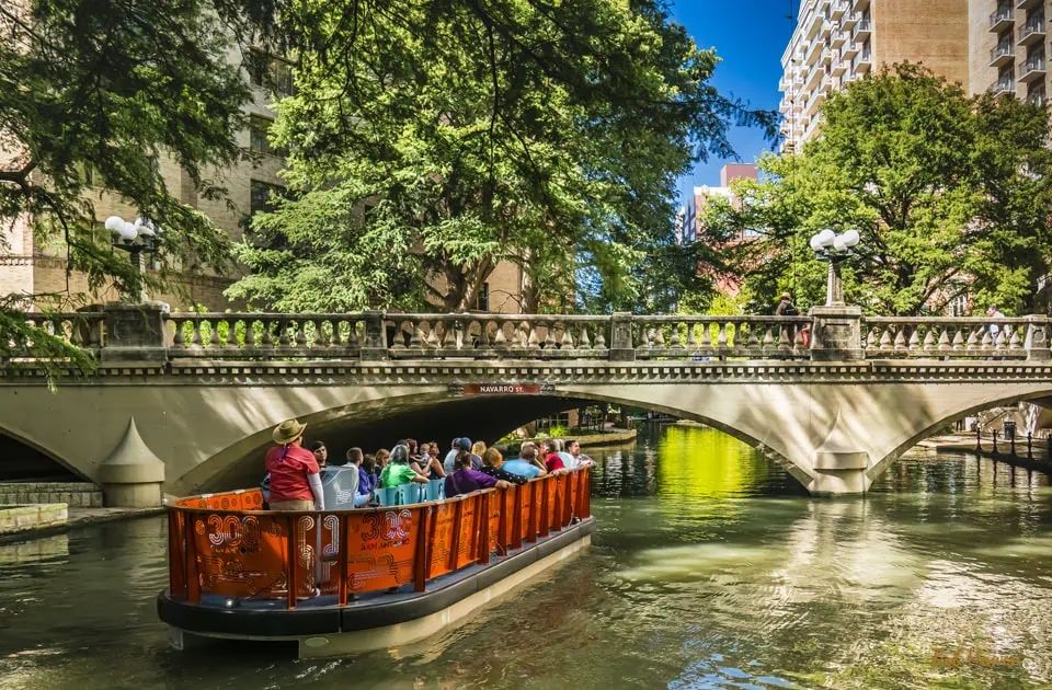 San Antonio Riverwalk © Bob Howen