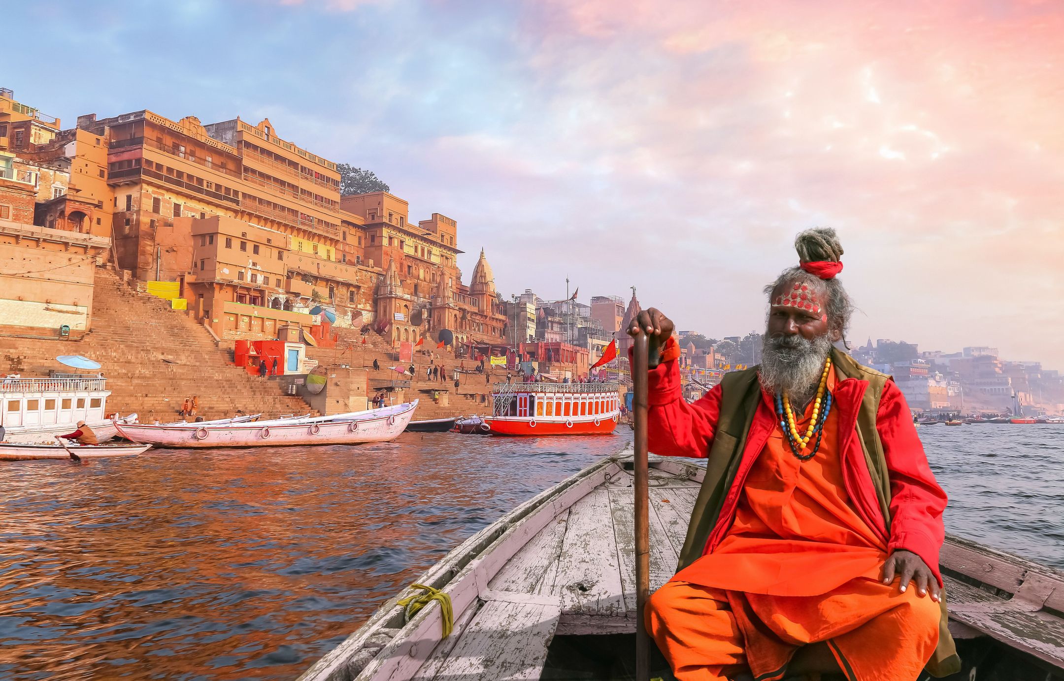 Gangesufer in Varanasi © Roop Dey, stockadobe