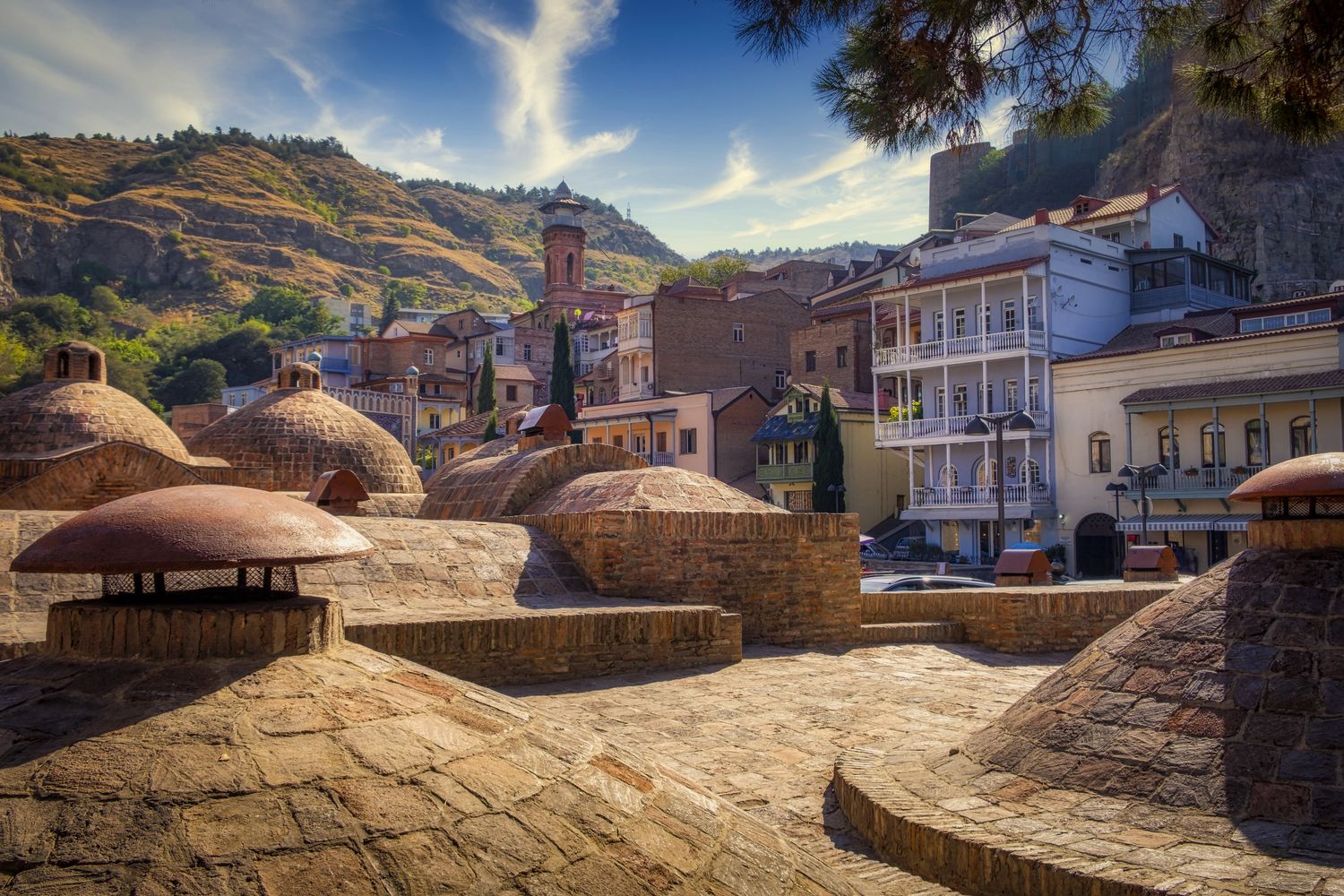 Kuppeln des alten Thermalbads in der Altstadt von Tiflis © Martin M303