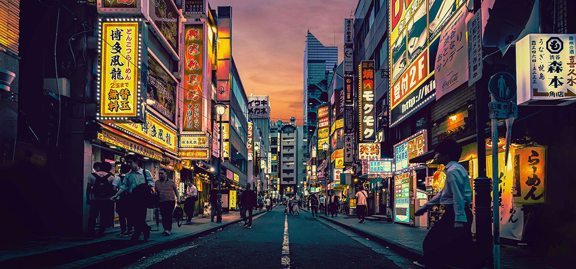 In den abendlichen Gassen Tokyos © Aleksandar Pasaric, pexels