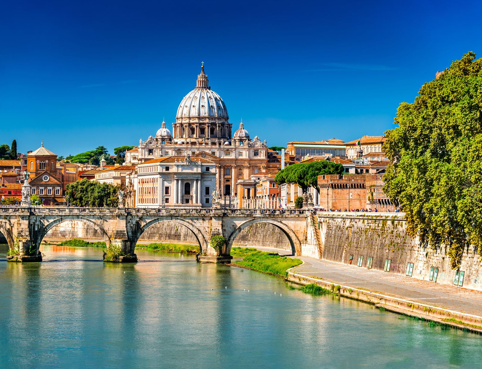 Blick auf den Petersdom im Vatikan in Rom © ecstk22, stockadobe