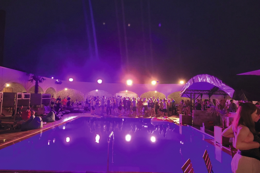 Wangerland – Mannschaftsfahrt: Müller-Mega-Poolparty mit dem Partyzug