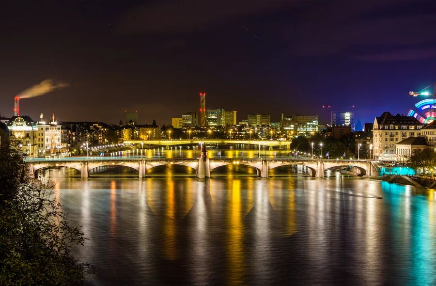 Basel Rheinufer, Nacht © Gettyimages.com, Leonid Andronov
