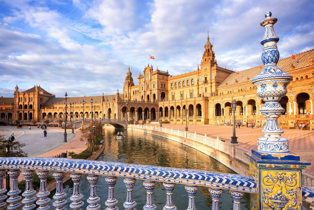 Plaza de España in Sevilla © Delphotostock