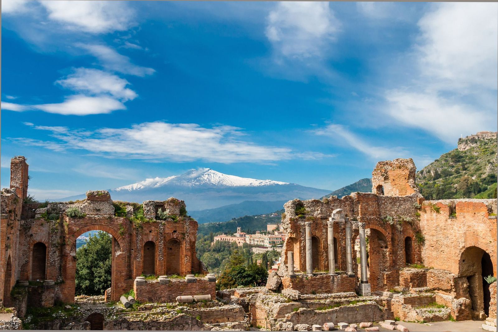 Griechisch-römisches Theater in Taormina vor dem Vulkan Ätna © majonit, stockadobe