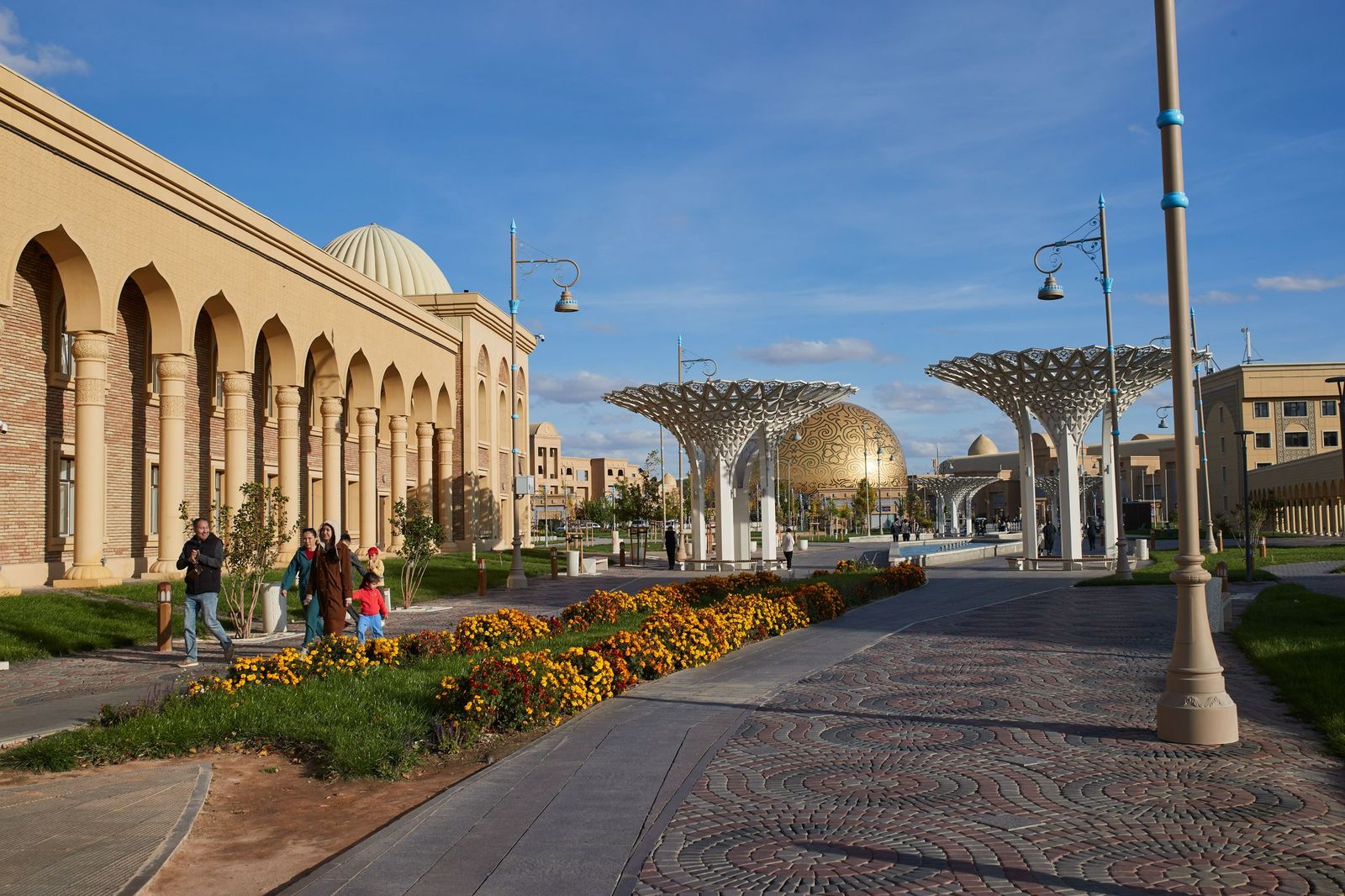Golder Dome des Samruk-Theaters in Türkistan © Volker Renner
