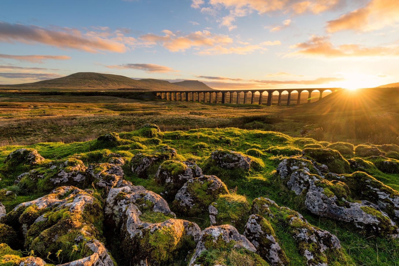 Ribblehead-Viadukt im Yorkshire Dales-Nationalpark © Danoz, stockadobe