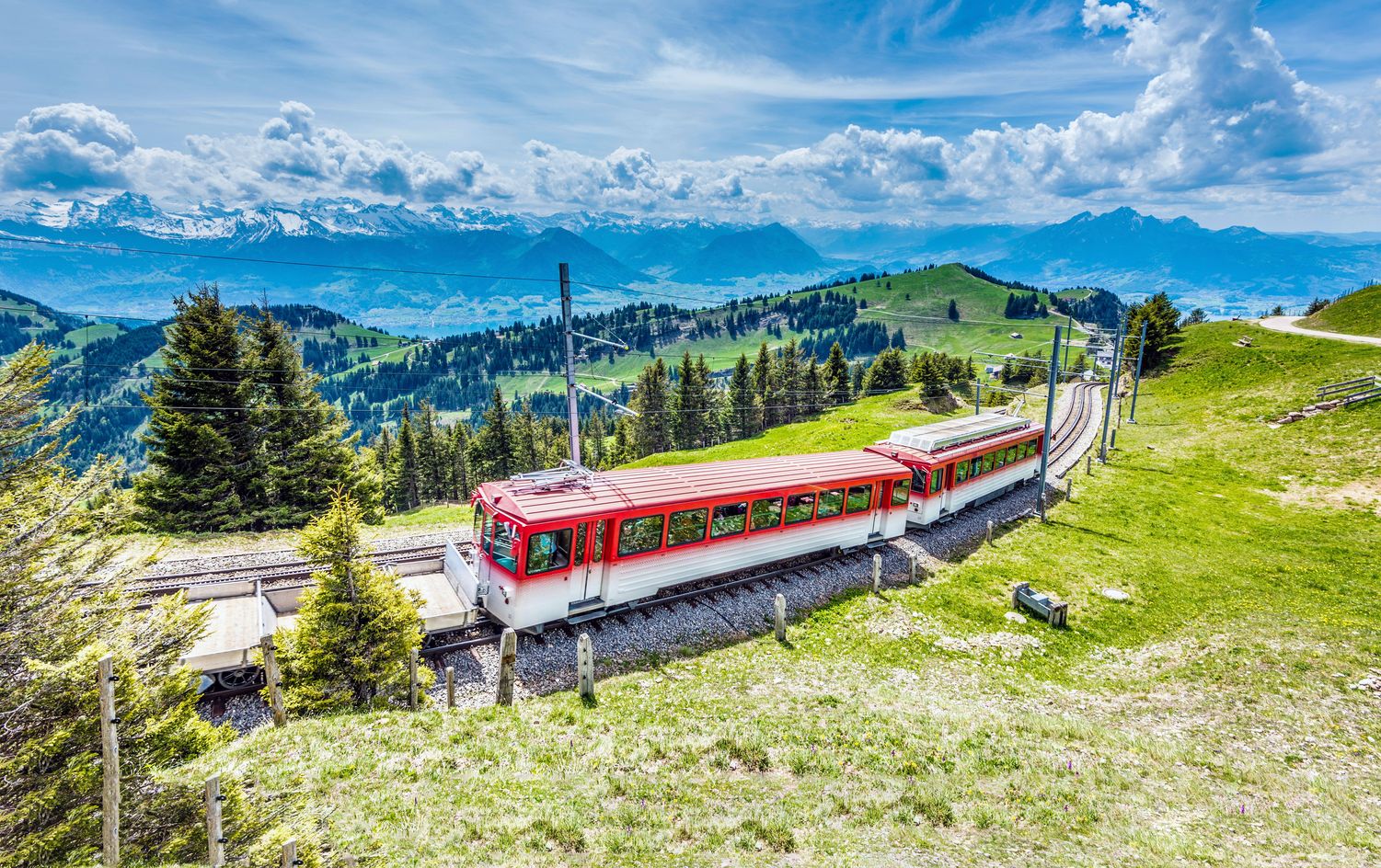 Rigi-Bergbahn in der Nähe des Vierwaldstättersees © markus thoenen