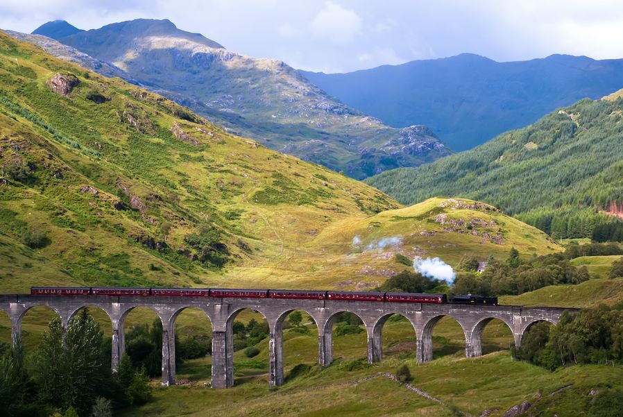 Der Royal Scotsman auf dem Glenfinnan-Viadukt © Robert Neumann, stockadobe