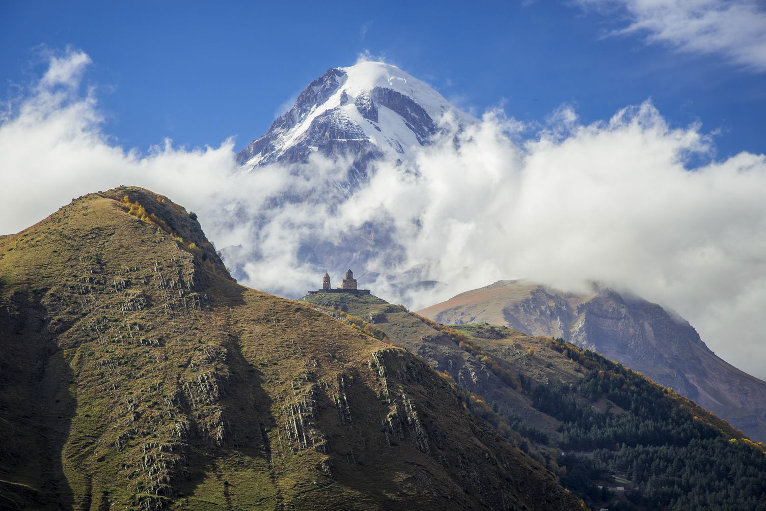 Die 2.170 m hoch gelegenen Dreifaltigkeitskirche vor dem Kasbeg © RK Photography