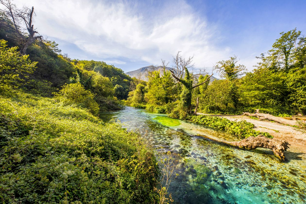 Kristallklares Wasser der Karstquelle Syri i Kaltër (Blaues Auge) © Marc Stephan, stockadobe
