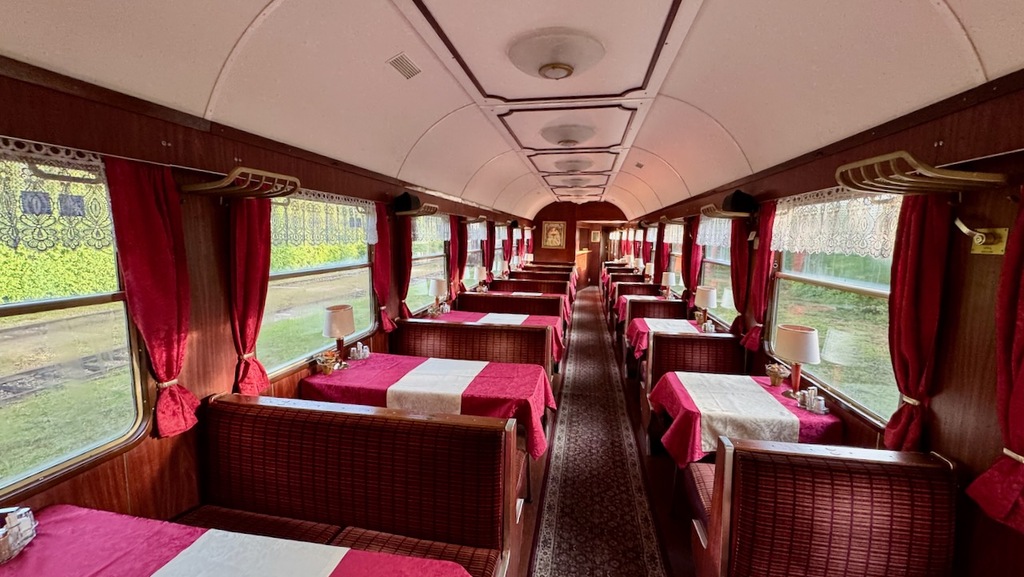 Speisewagen Rot