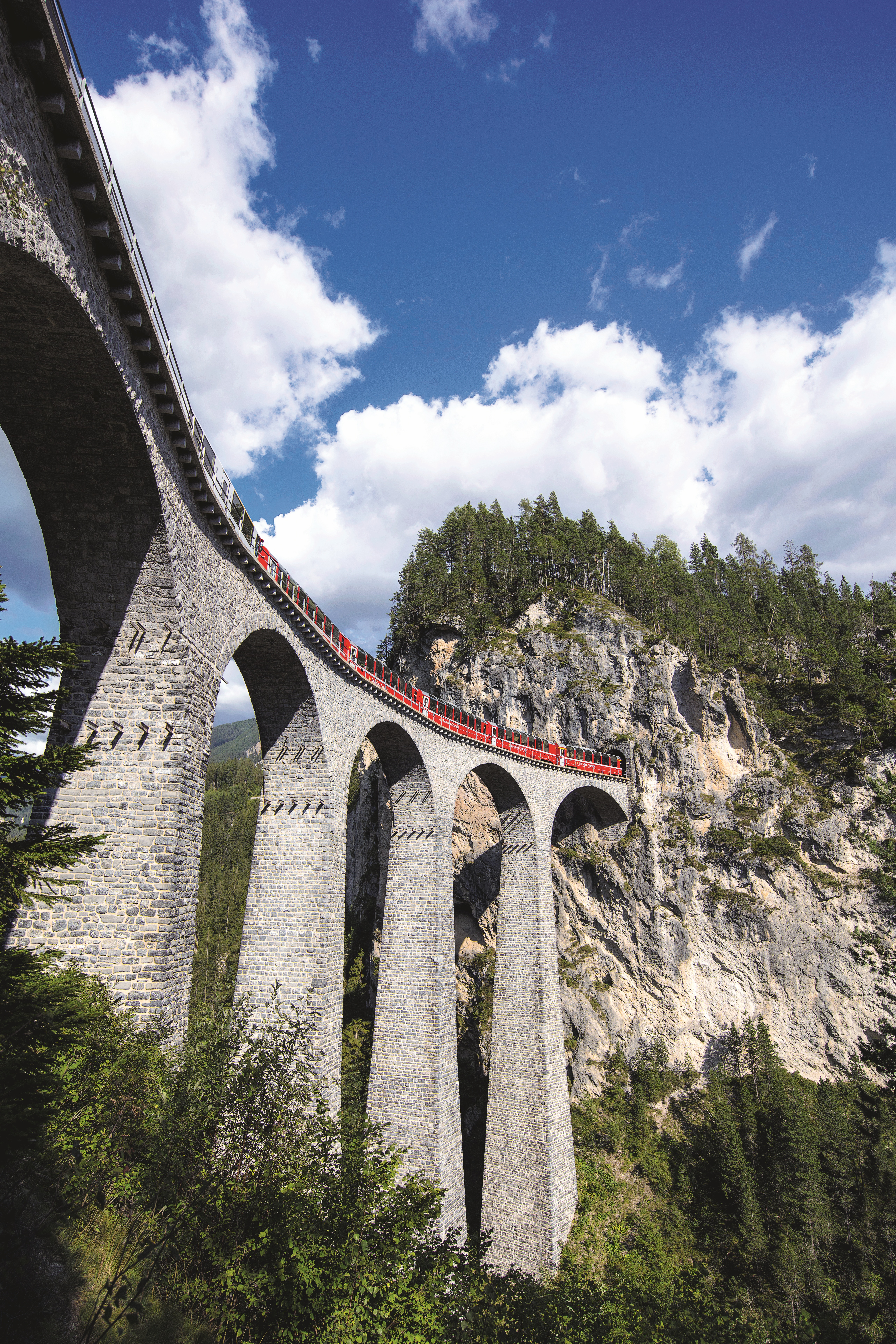 Bild für Bernina Express auf dem Landwasserviadukt (C) RHB.ch
