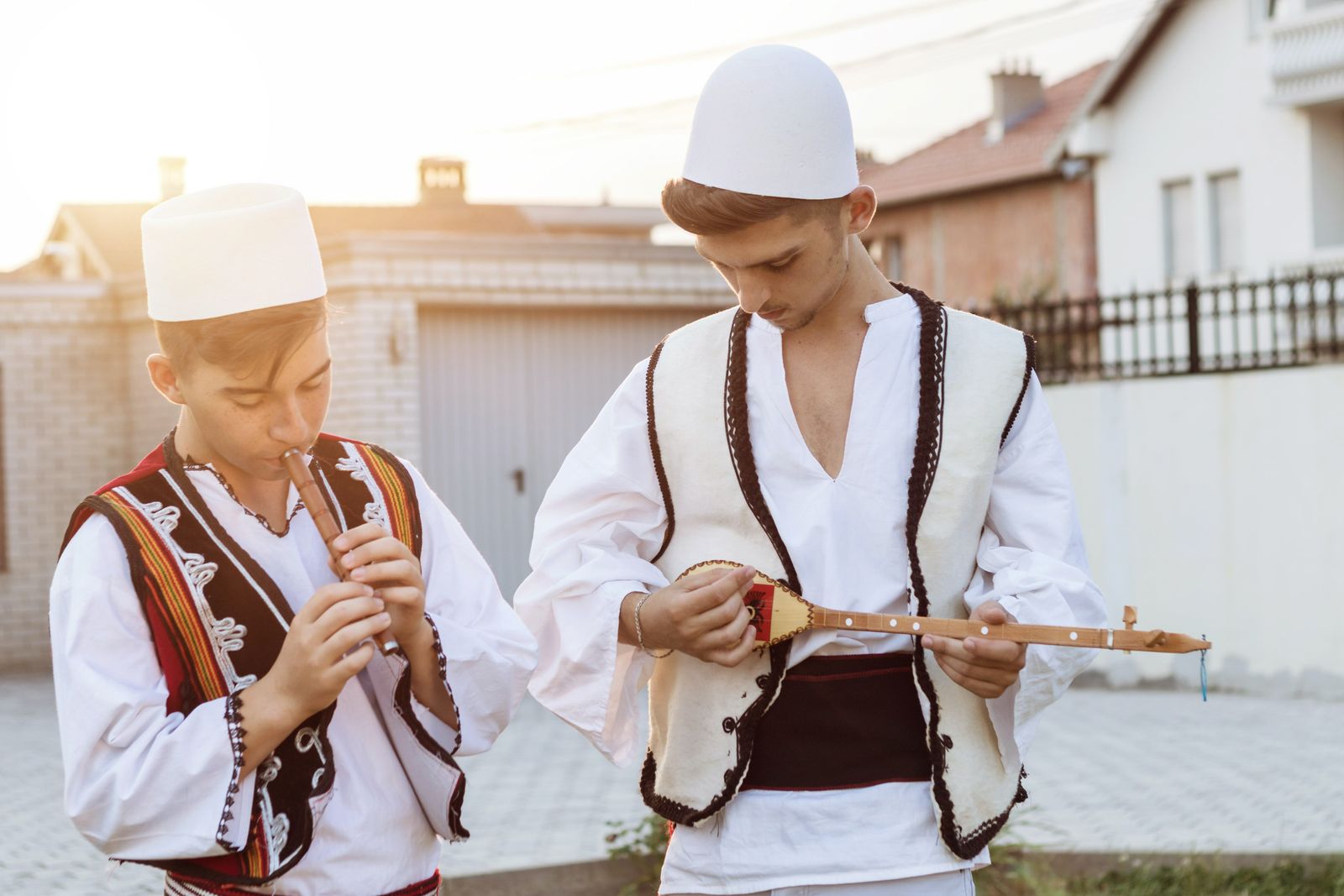Bild für Musikanten in traditioneller albanischer Kleidung © Brilliant Eye, stockadobe