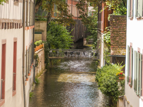 Blick auf einen Flusslauf in der Altstadt von Basel © bill_17, Fotolia