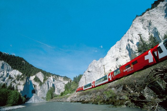 Glacier Express in der Rheinschlucht (C)RhB