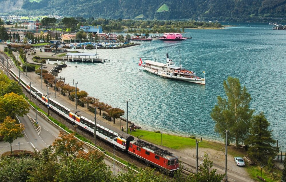 Gotthard Panorama Express: Panoramazug und Dampfschiff in Flüelen (C)SBB