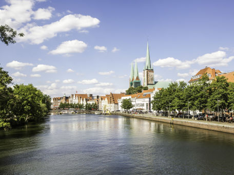 Lübecks Altstadt, im Vordergrund die Trave © MOSTOVYE, 2016 Thinkstock