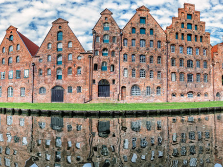 Lübeck, Alte Lagerhäuser vor der Trave © tichr, 2006 Thinkstock
