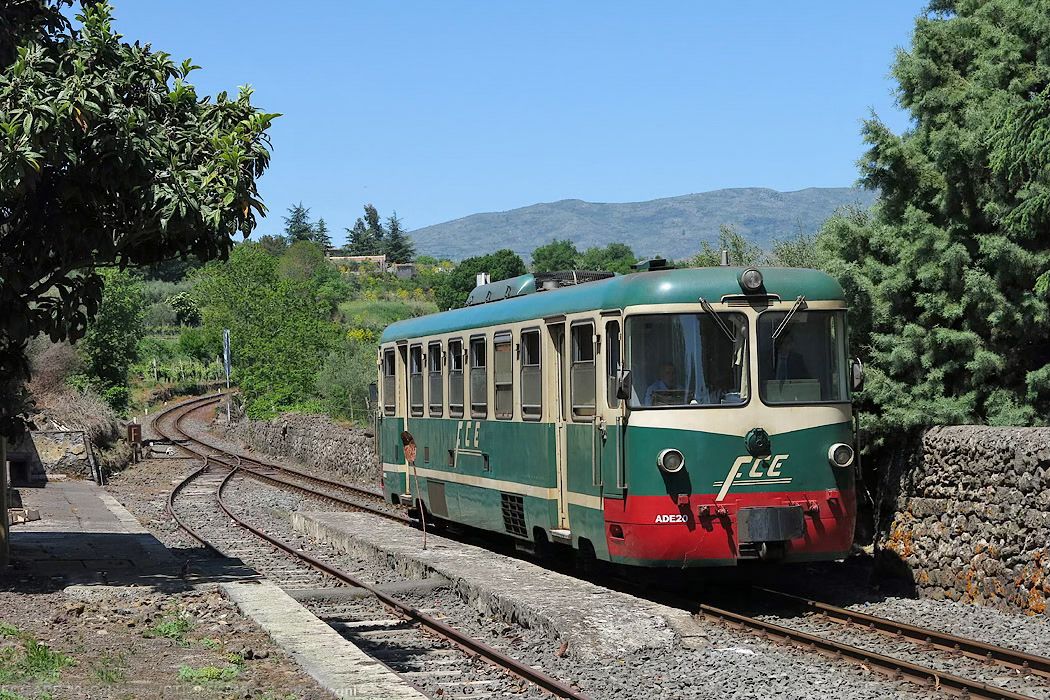 Unterwegs auf der historischen Schmalspurbahn Ferrovia Circumetnea © Giorgio Stagni