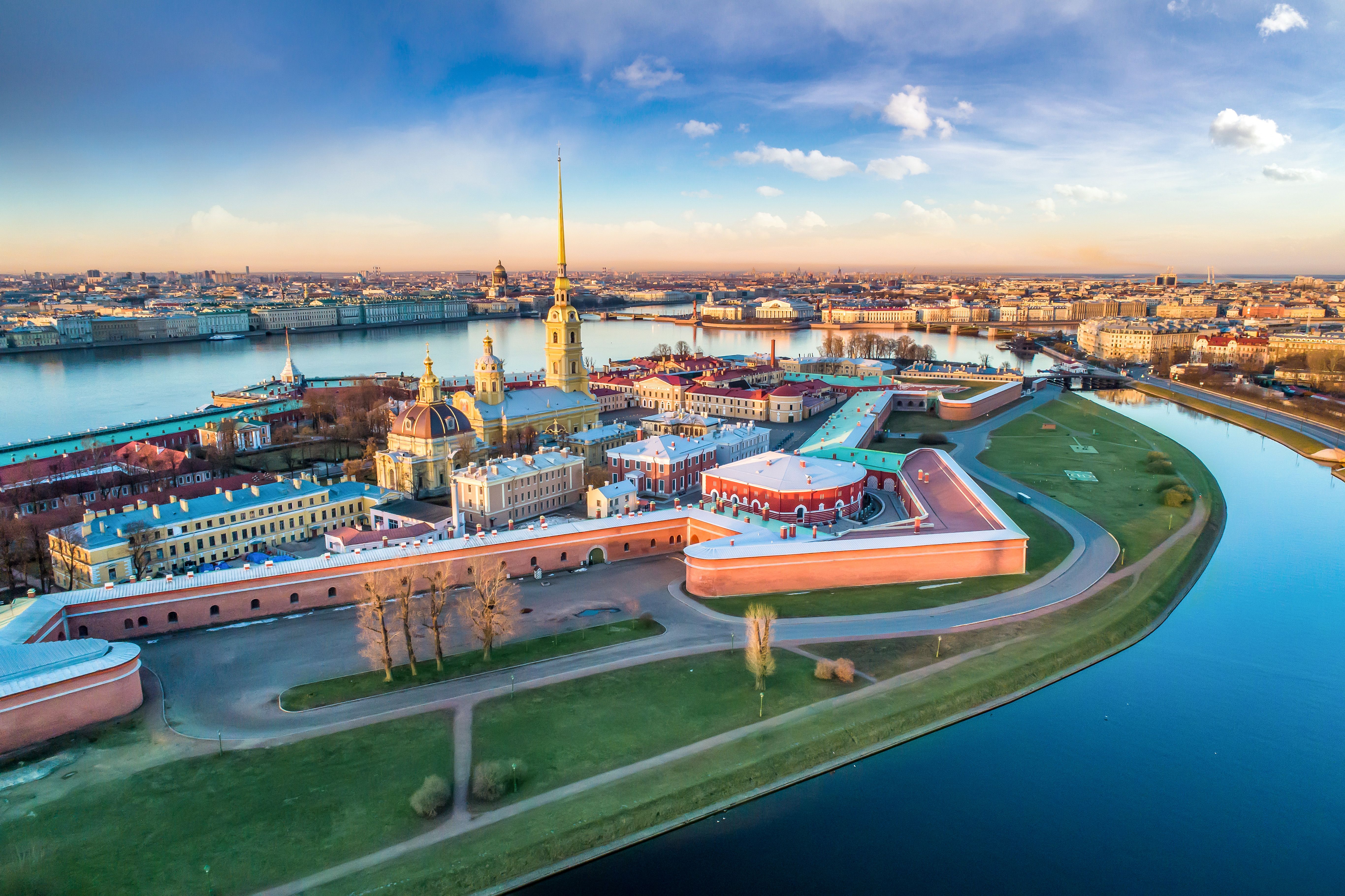 Blick auf die Peter-und-Paul-Festung in St. Petersburg © Grispb
