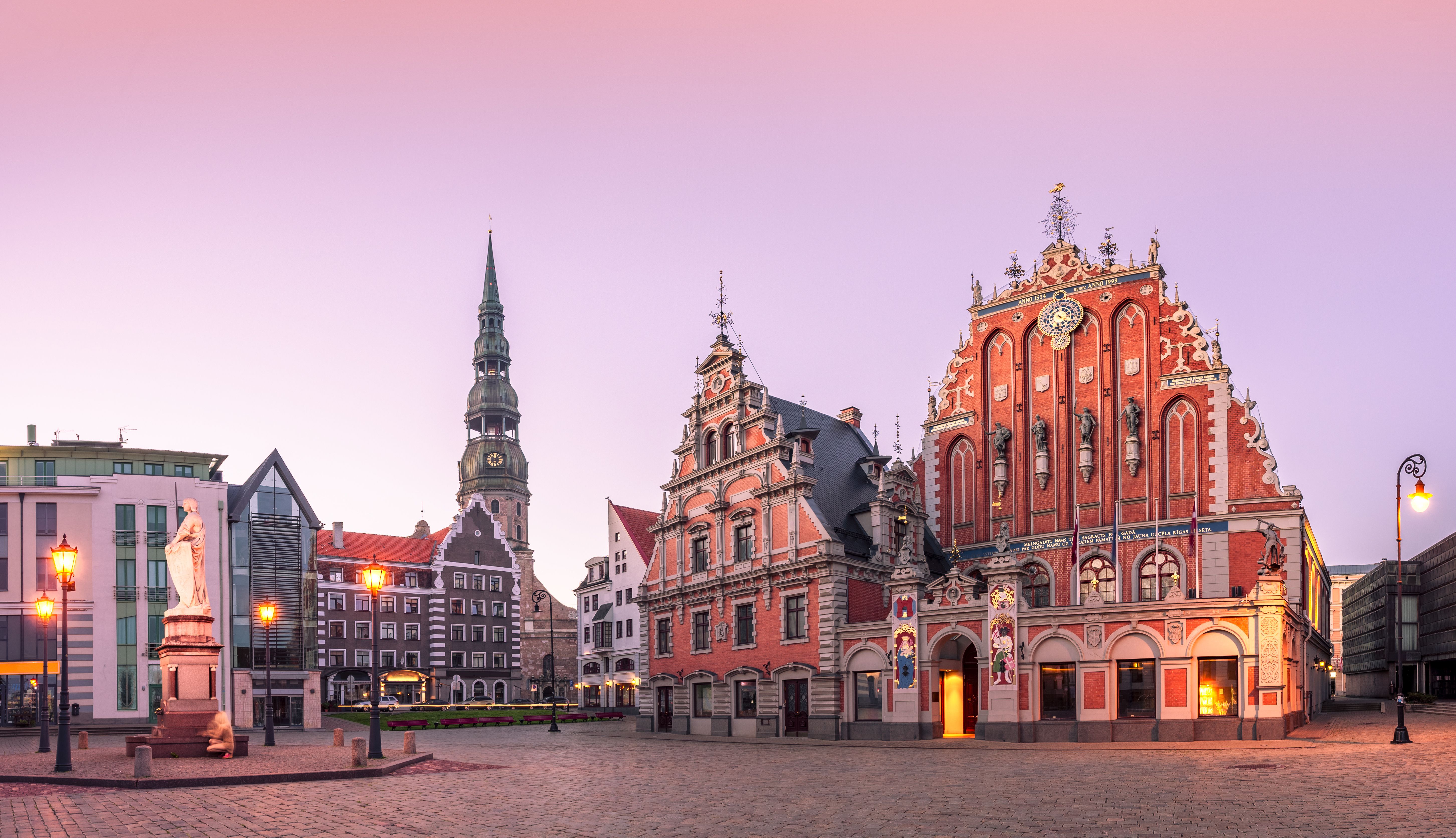 Rathaus und St. Peter-Kirche in der Altstadt von Riga © Ints